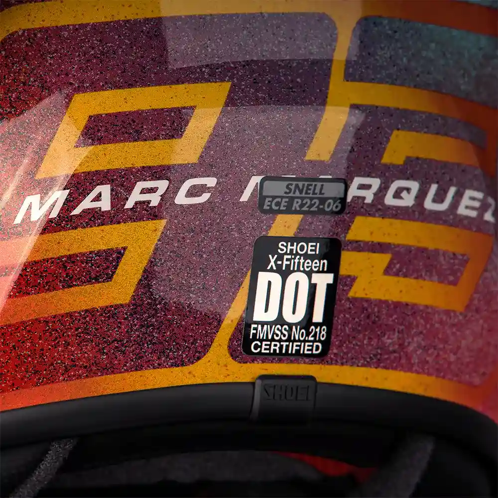 Detalle posterior y spoiler integrado del equipamiento X-FIFTEEN MARQUEZ HOLI / Casco SHOEI - Moto Garage Miami