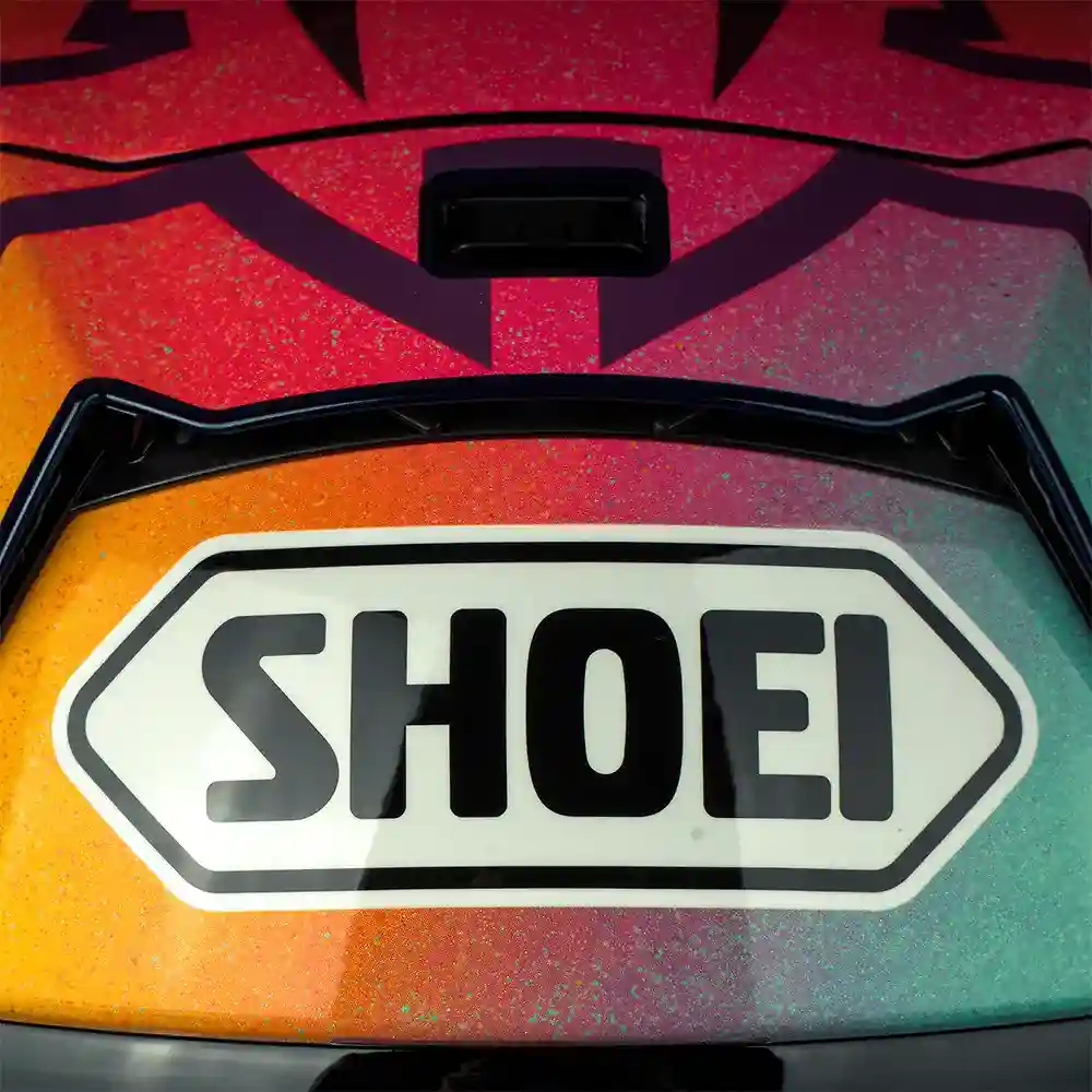 Detalle posterior y spoiler integrado del equipamiento X-FIFTEEN MARQUEZ HOLI / Casco SHOEI - Moto Garage Miami