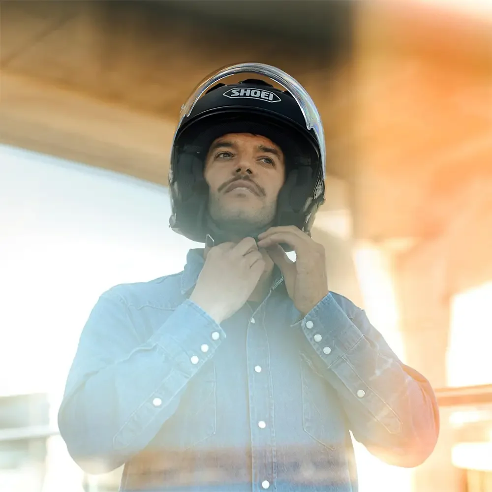Acabados interiores y sistema de retención del modelo J-CRUISER 3 Casco SHOEI - Moto Garage Miami
