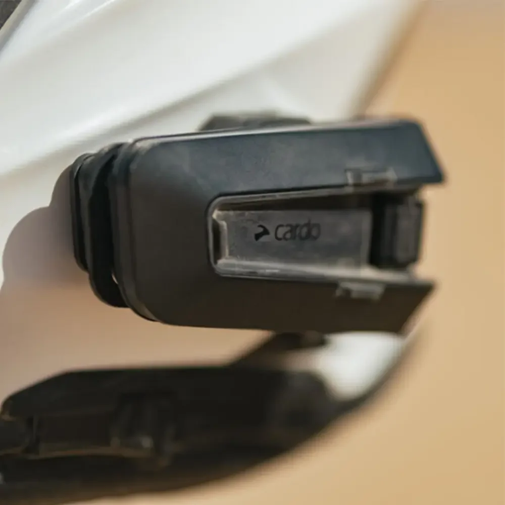 Perfil aerodinámico y sistema de ventilación del PACKTALK PRO / Sistema de Comunicación CARDO - Moto Garage Miami