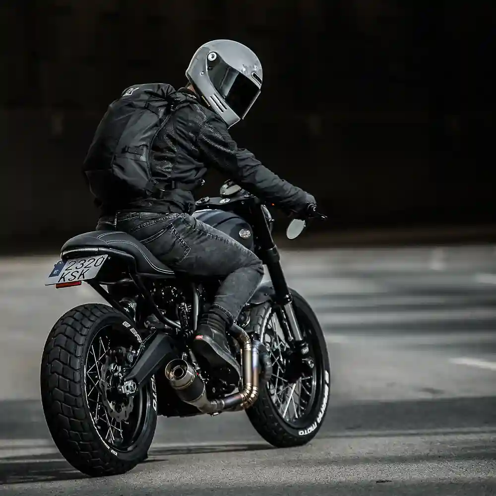 Acabados interiores y sistema de retención del modelo Mochila R16 - Moto Garage Miami