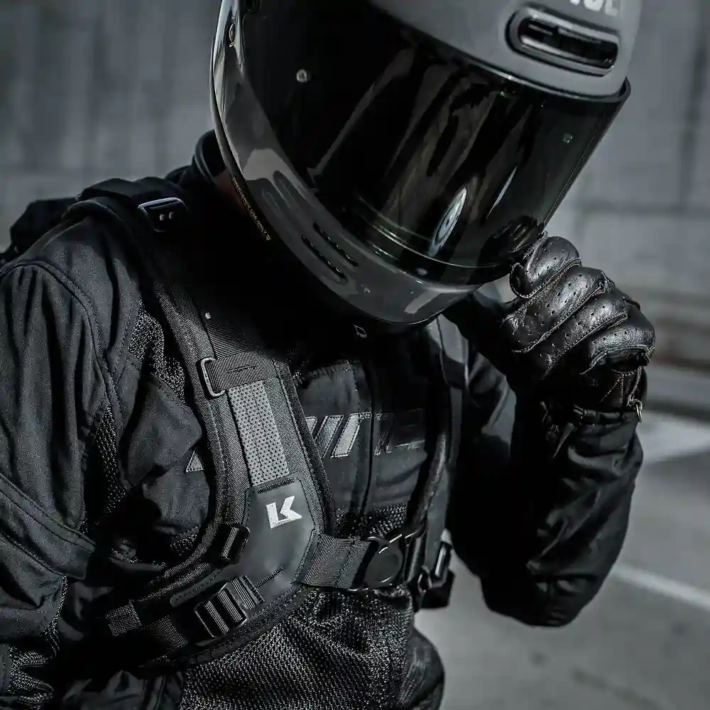 Vista frontal y diseño de calota del Mochila R16 - Moto Garage Miami