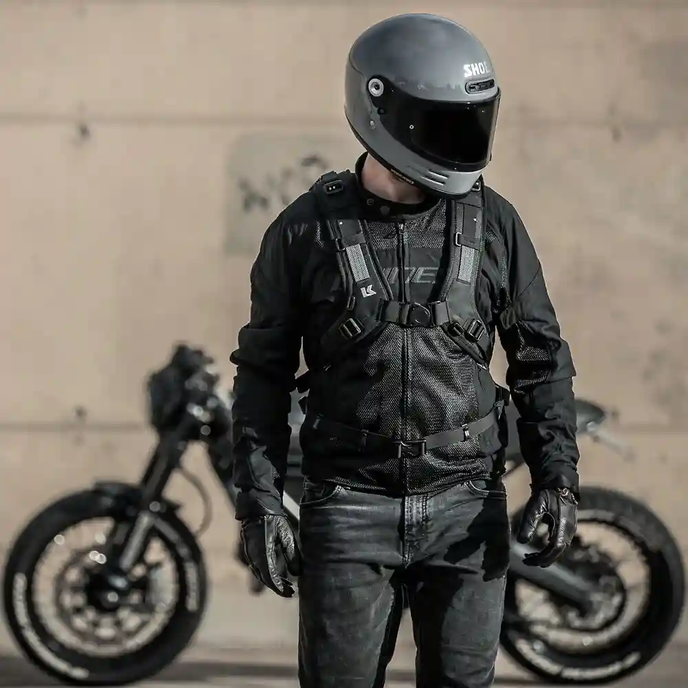 Primer plano de la construcción y material del Mochila R16 - Moto Garage Miami