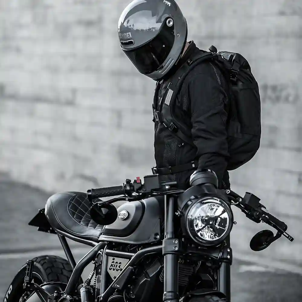 Perfil aerodinámico y sistema de ventilación del Mochila R16 - Moto Garage Miami
