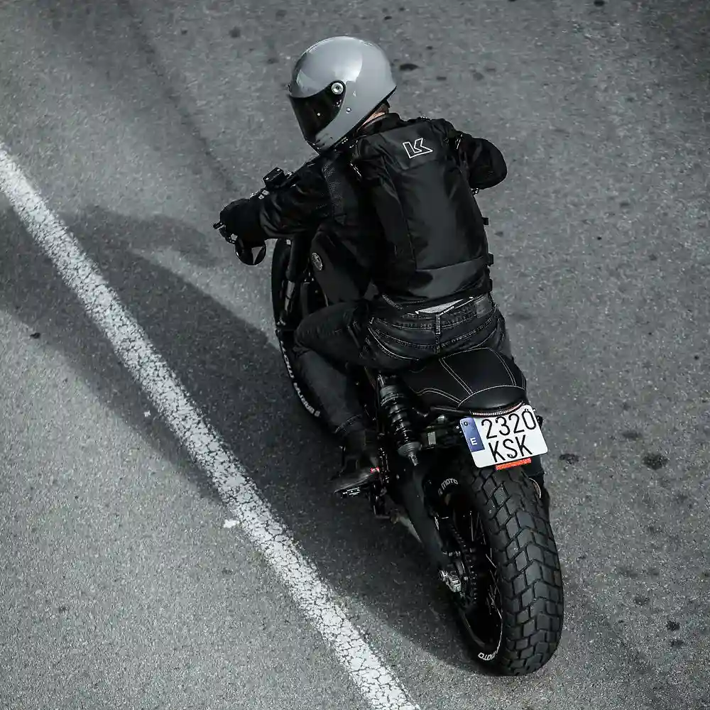 Detalle posterior y spoiler integrado del equipamiento Mochila R16 - Moto Garage Miami