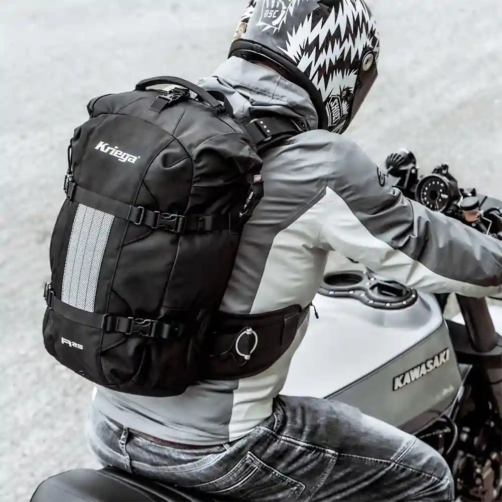 Primer plano de la construcción y material del Mochila R25 V2 - Moto Garage Miami