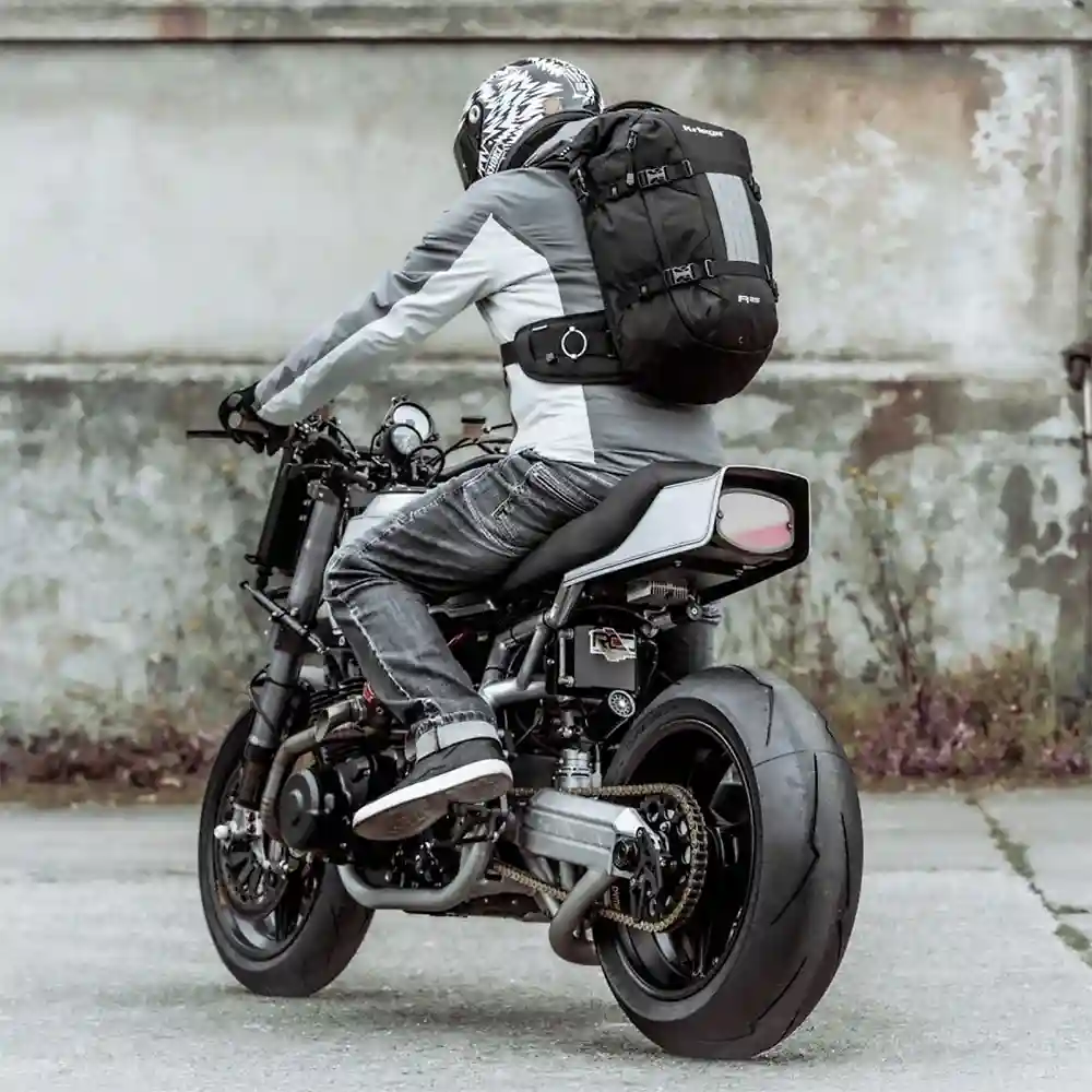 Vista frontal y diseño de calota del Mochila R25 V2 - Moto Garage Miami