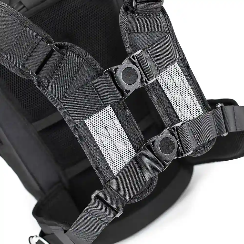 Acabados interiores y sistema de retención del modelo Mochila R30 - Moto Garage Miami