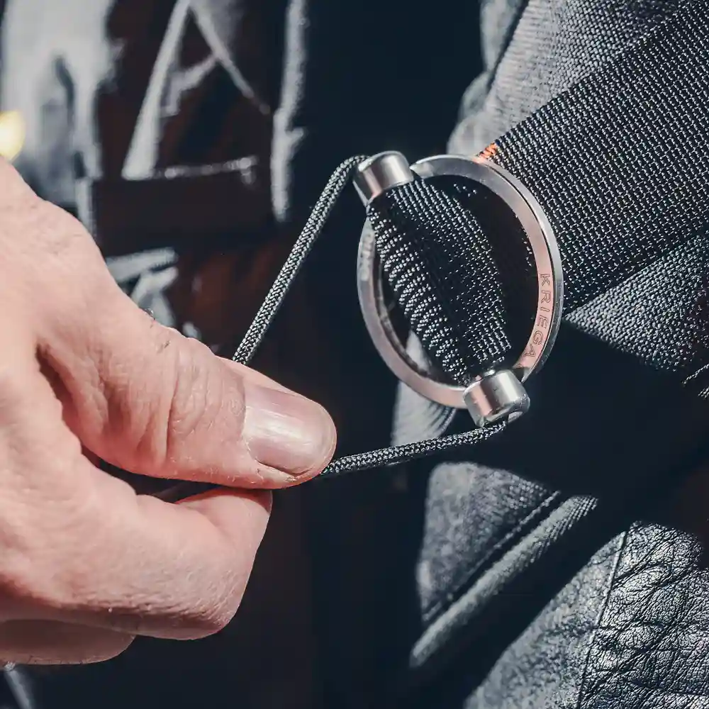 Acabados interiores y sistema de retención del modelo Mochila R35 - Moto Garage Miami