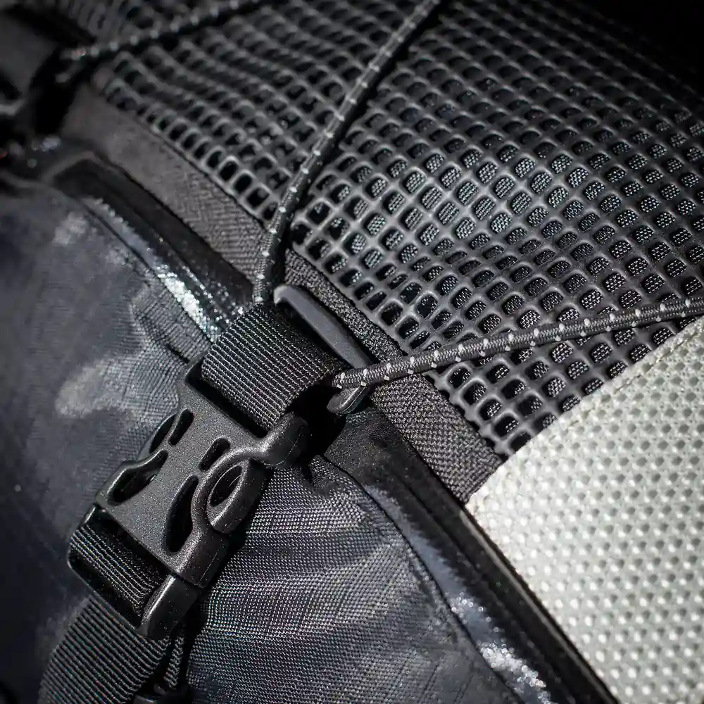Detalle posterior y spoiler integrado del equipamiento Mochila R35 - Moto Garage Miami