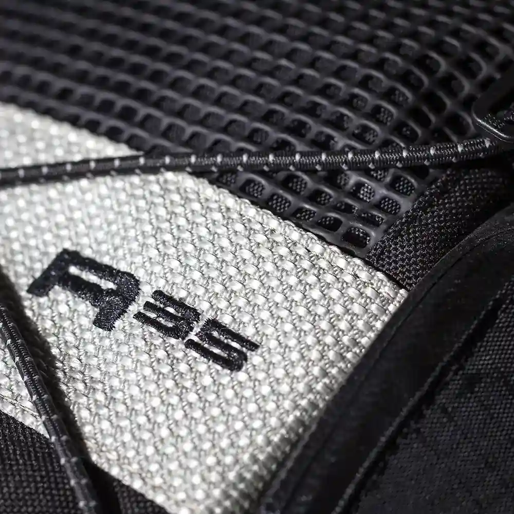 Perfil aerodinámico y sistema de ventilación del Mochila R35 - Moto Garage Miami
