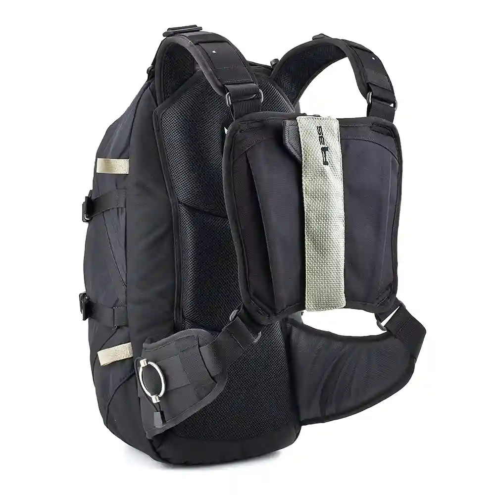 Perfil aerodinámico y sistema de ventilación del Mochila R35 - Moto Garage Miami