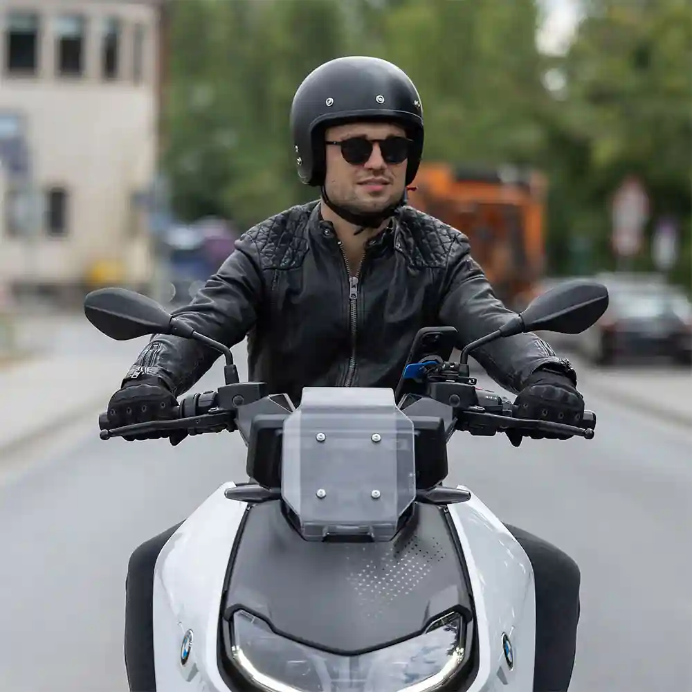 Acabados interiores y sistema de retención del modelo SOPORTE DE DEPÓSITO DE FRENO DE MOTO (V2) - Moto Garage Miami
