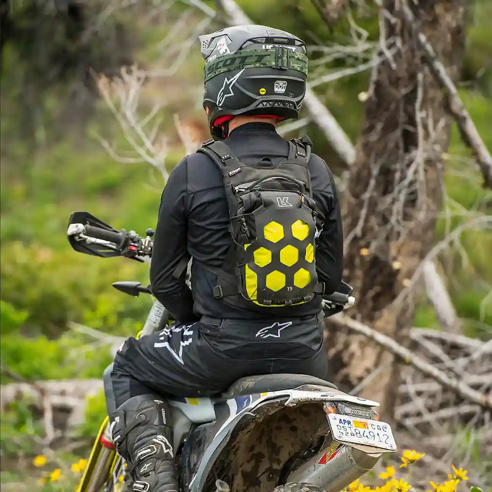 Detalle posterior y spoiler integrado del equipamiento Mochila TRAIL 9 ADVENTURE - Moto Garage Miami