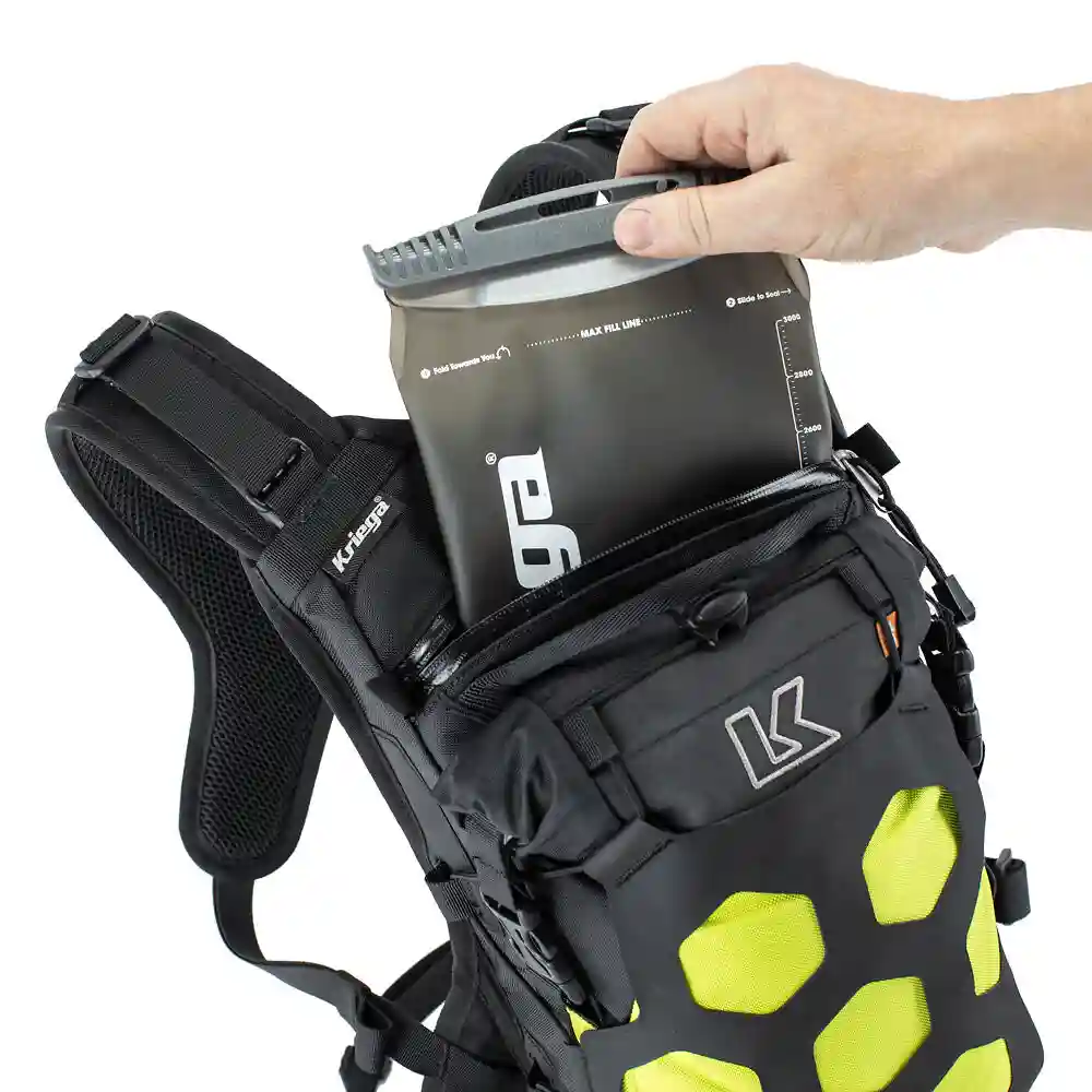 Detalle posterior y spoiler integrado del equipamiento Mochila TRAIL 9 ADVENTURE - Moto Garage Miami