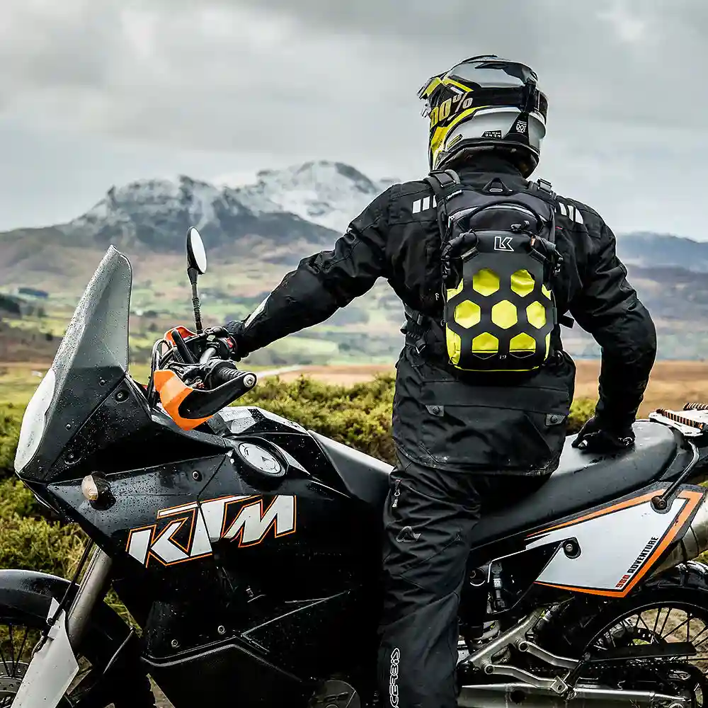 Acabados interiores y sistema de retención del modelo Mochila TRAIL 9 ADVENTURE - Moto Garage Miami